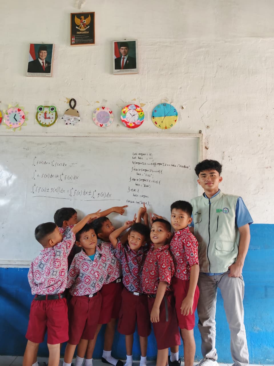 MAHASISWA KKN MELAKUKAN BIMBINGAN BELAJAR DI SEKOLAH SDN BINTANG MERIAH